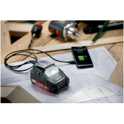 Akku-Power-Adapter PA 14.4-18 LED-USB (600288000) mit 12 V-Anschluss und LED-Licht Karton